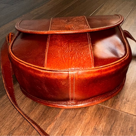 Past Time Leather Large Vintage Crossbody Adjustable Shoulder Saddle Bag, Tooled - Picture 10 of 16